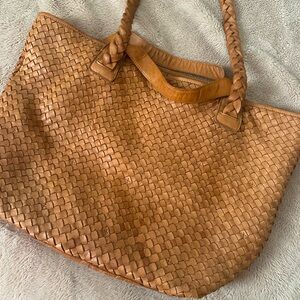 Stunning basketweave leather bag similar style to bottega veneta. New w/o tag